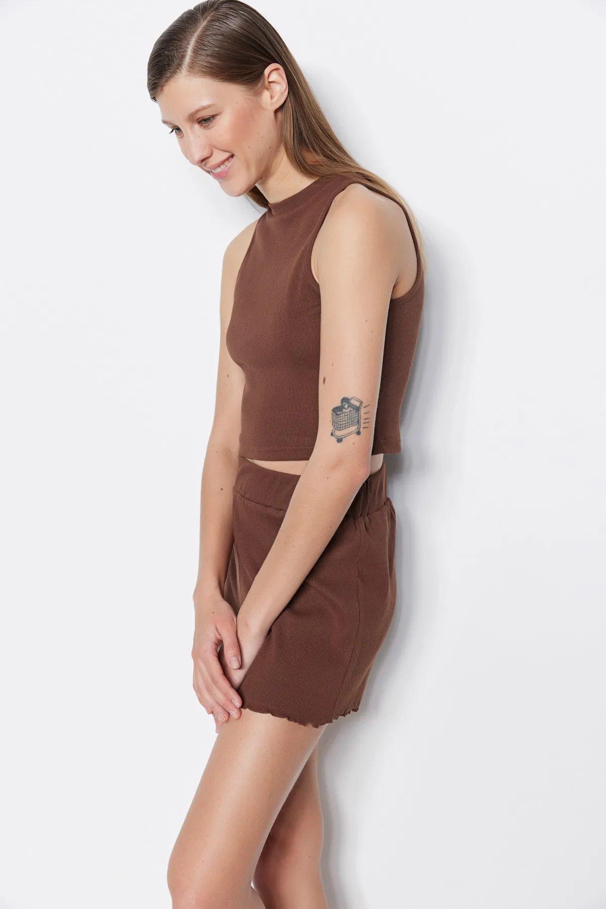 Trendyol Collection  Braunes Neckholder-Unterhemd-Shorts-Set aus gerippter Baumwolle mit gestricktem Unterteil und Oberteil THMSS23AL00006