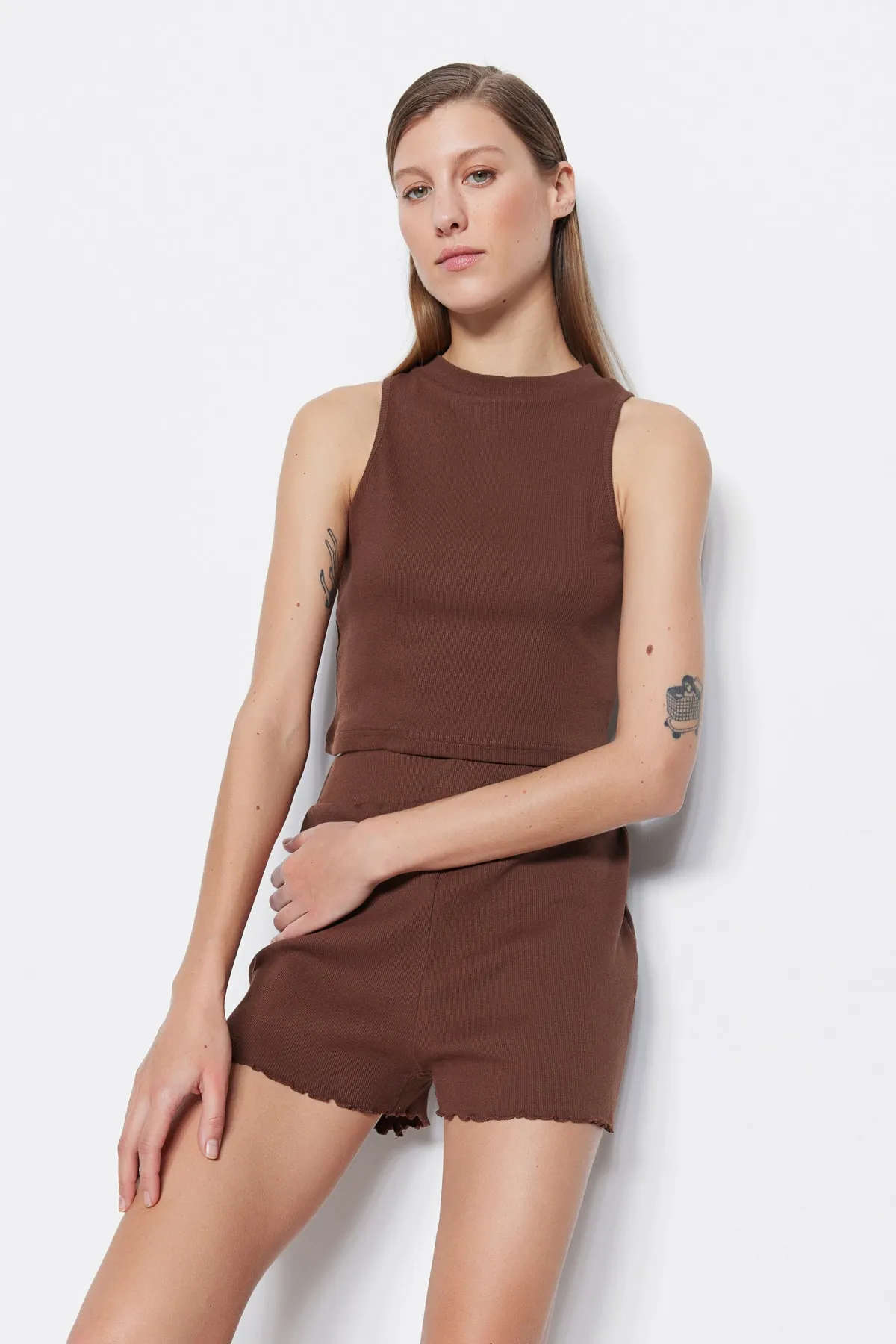 Trendyol Collection  Braunes Neckholder-Unterhemd-Shorts-Set aus gerippter Baumwolle mit gestricktem Unterteil und Oberteil THMSS23AL00006
