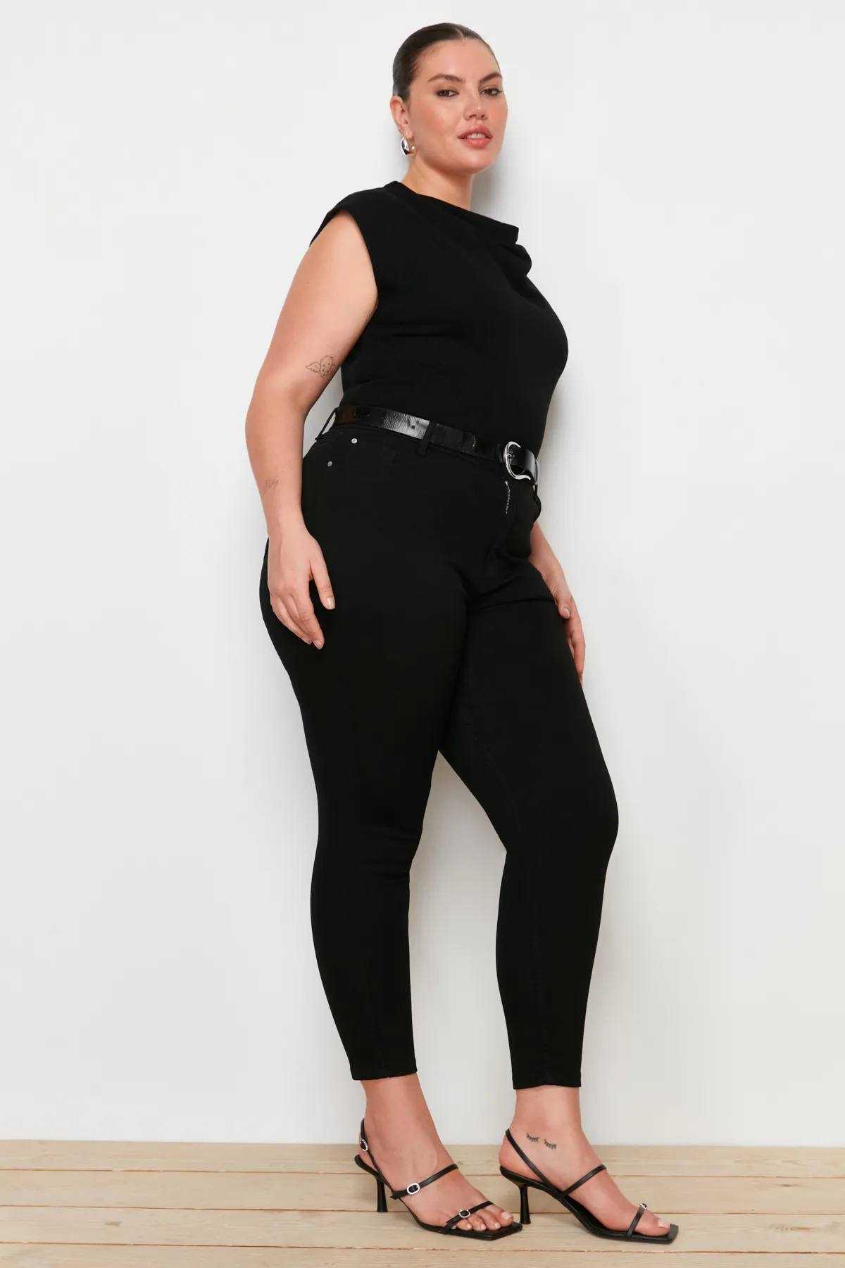 Trendyol Curve  Schwarze, lichtechte, flexible Skinny-Jeans mit hoher Taille TBBAW23CJ00061