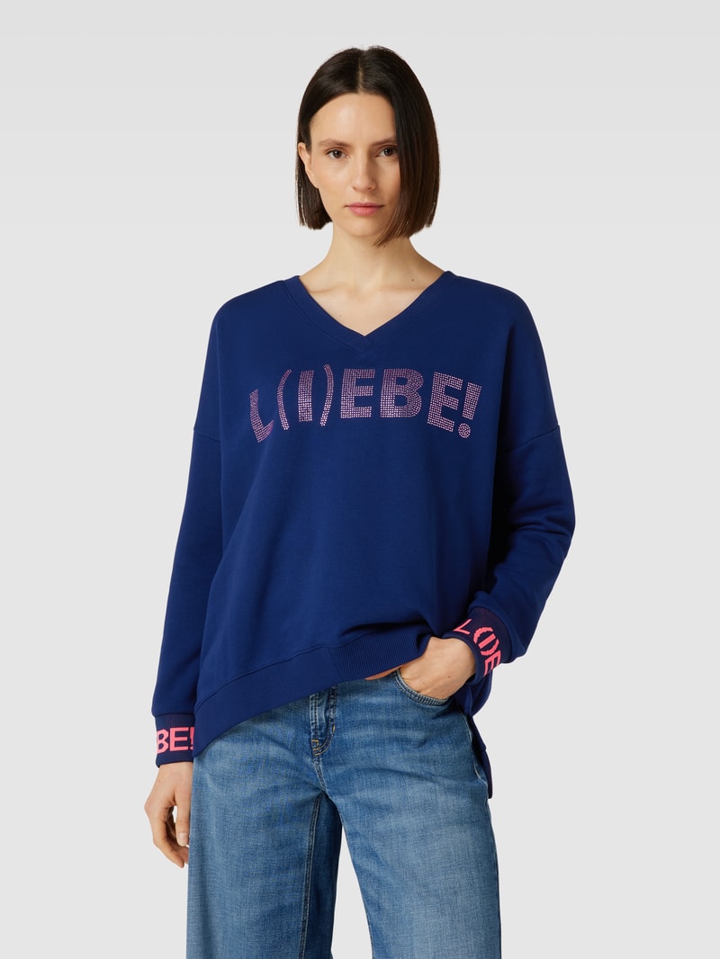 Sweatshirt mit Strasssteinbesatz Modell 'L(I)EBE!' in marineblau