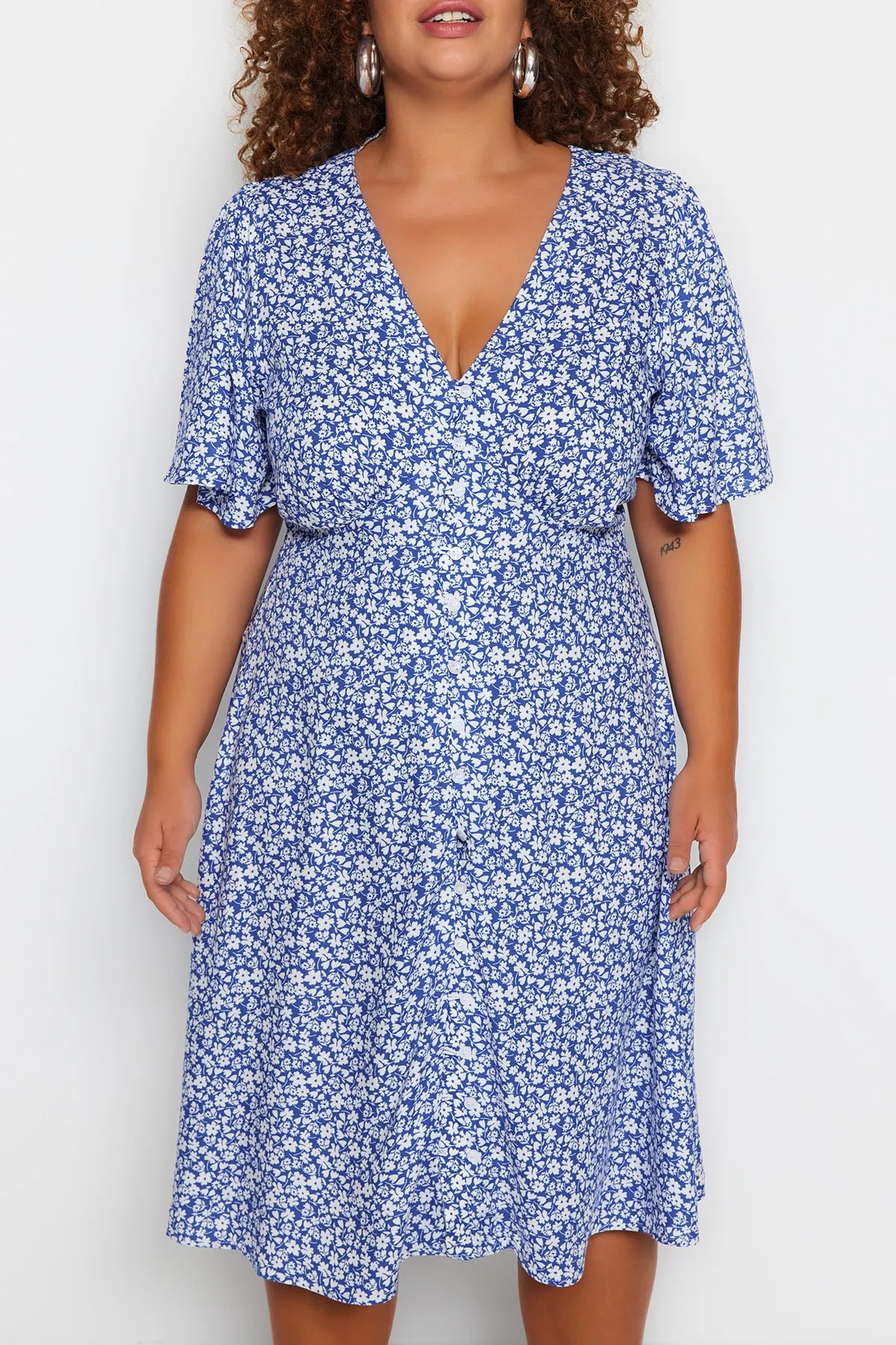 Trendyol Curve  Marineblaues gewebtes Kleid mit Blumenmuster TBBSS23AH00101