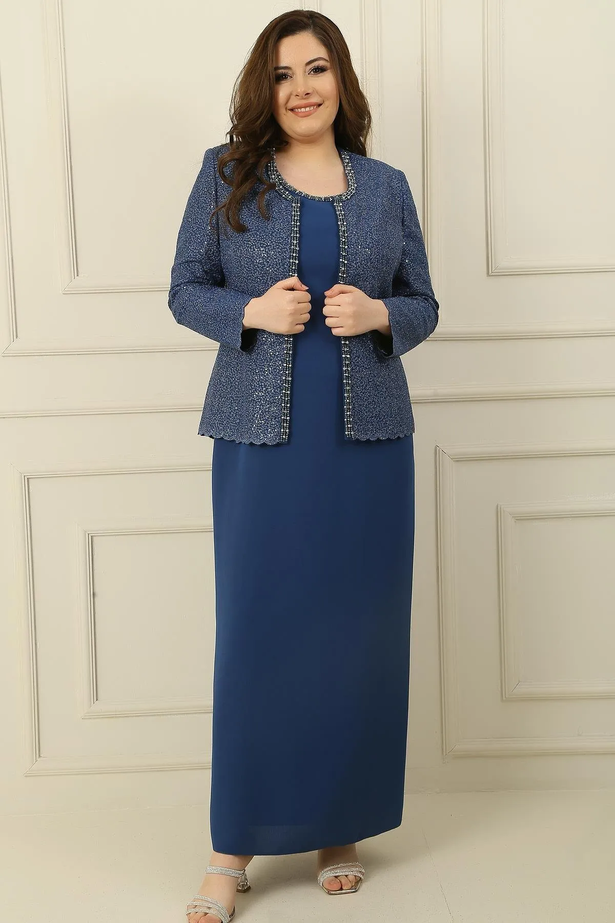 By Saygı  2-teiliges Set mit Kragen, Steinfutter, langem Kreppkleid und Paillettenjacke in Übergröße