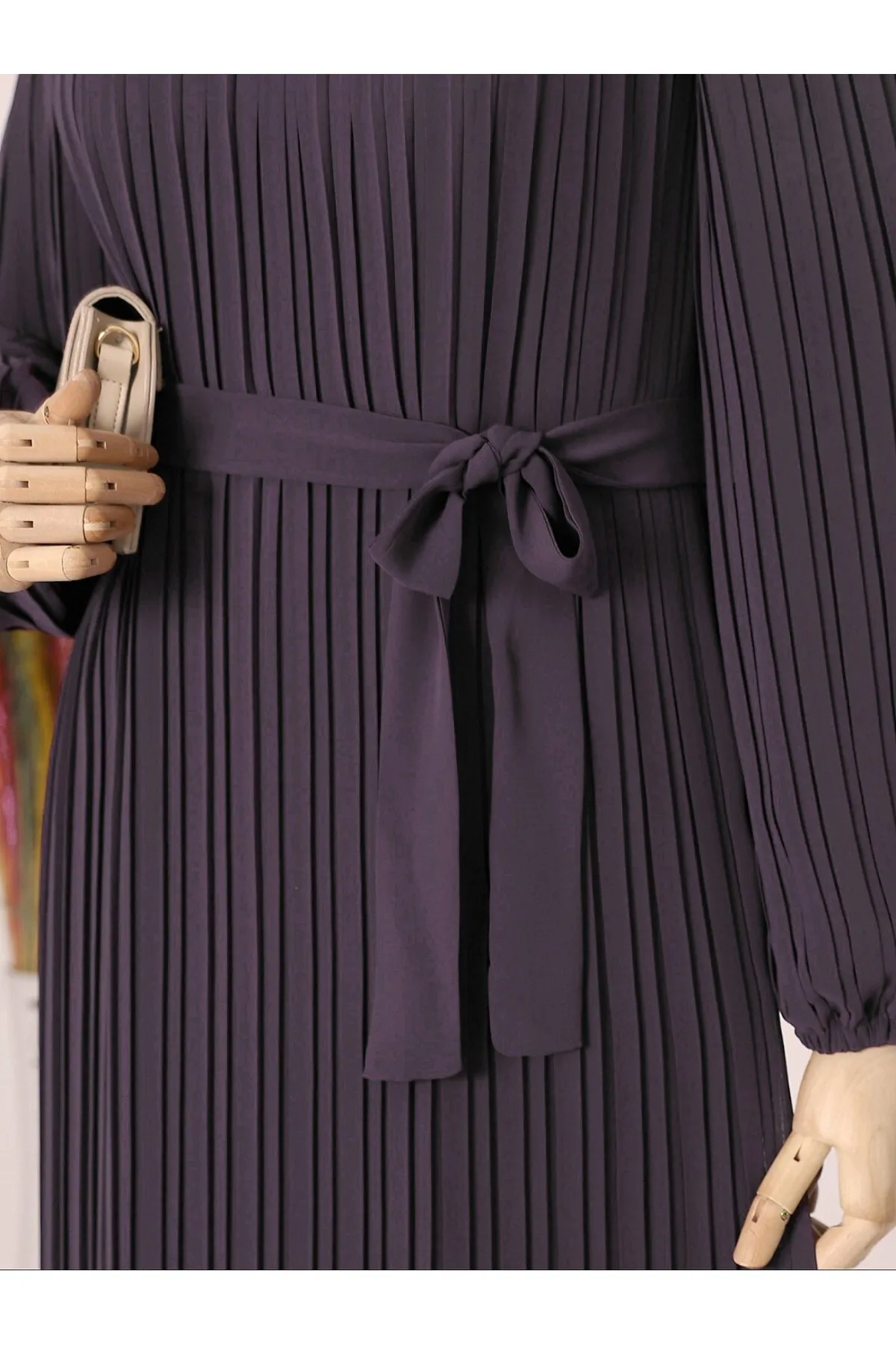 Modamorfo  Plissiertes Kleid mit Vorderteil, Ärmeln und Körper