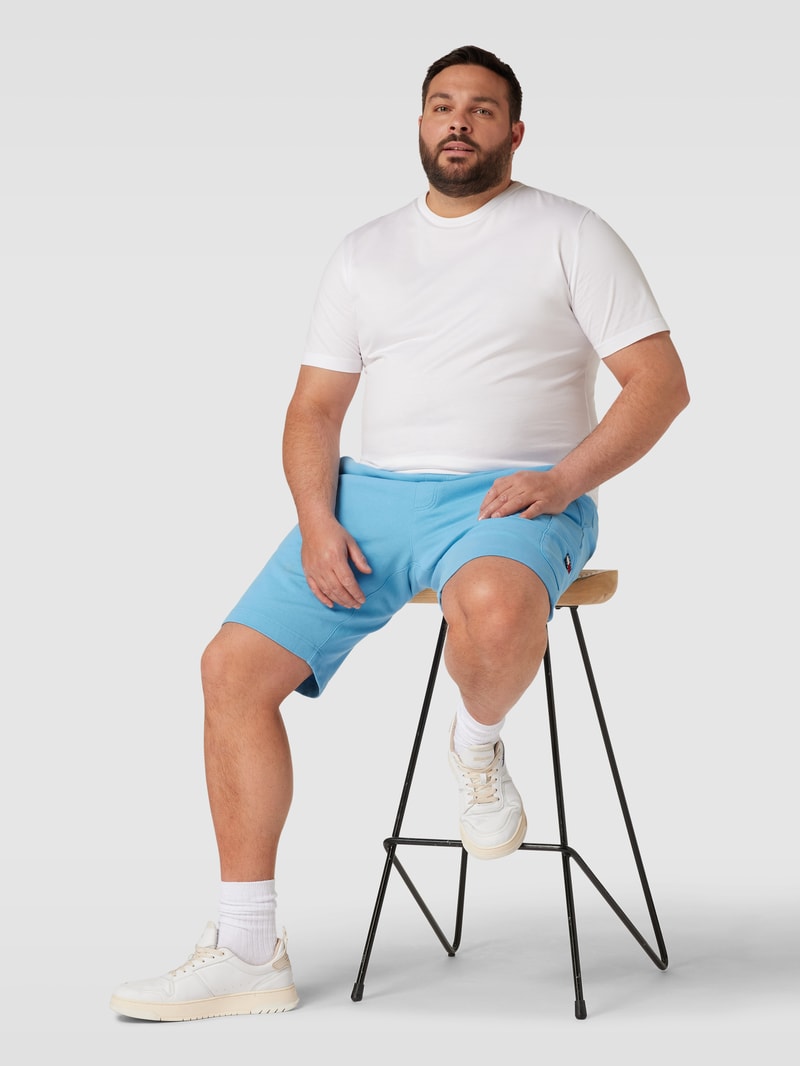 PLUS SIZE Sweatshorts mit Label-Patch in hellblau