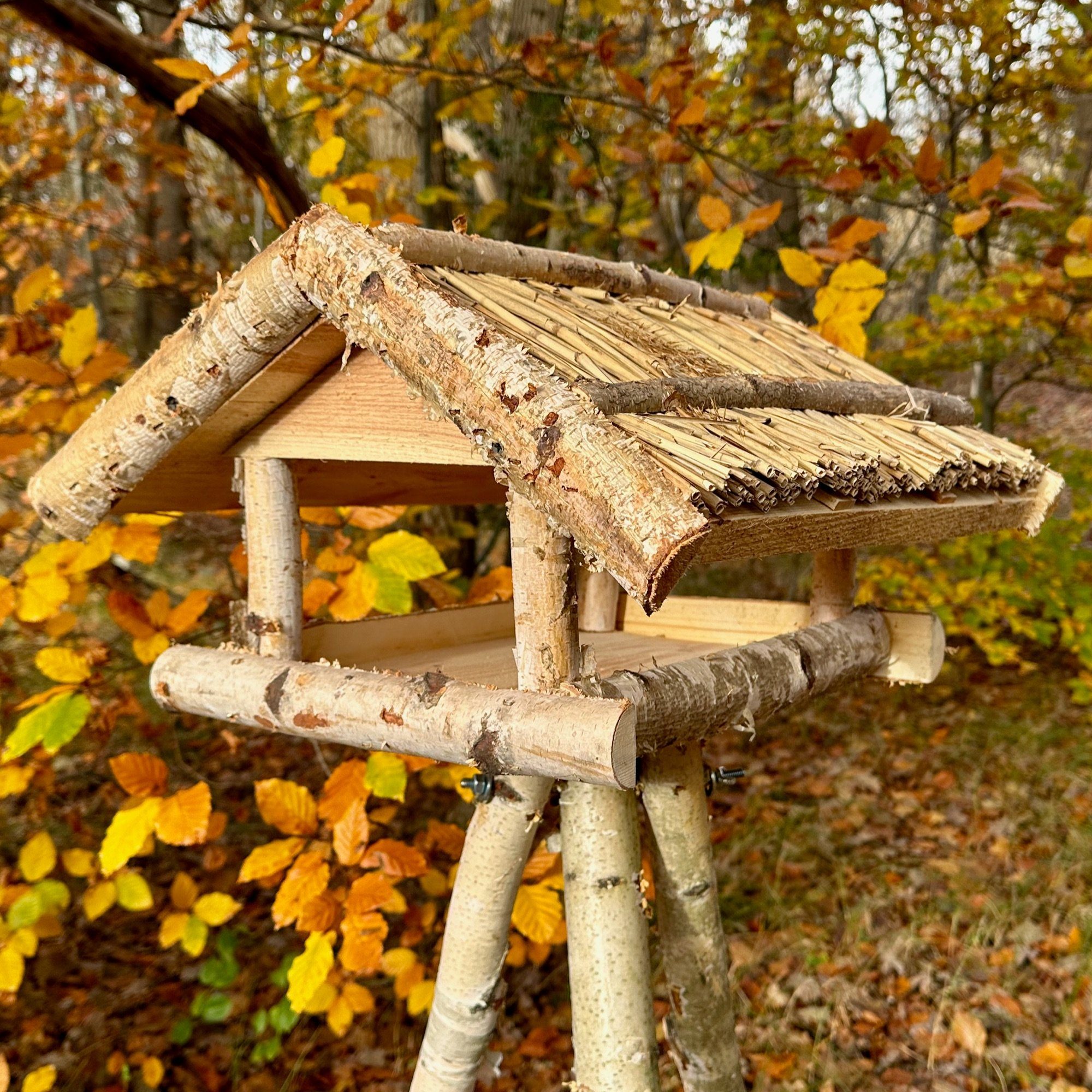 gartenetage Vogelhaus Birken Vogelfutterhaus mit Ständer und Reetdach, liebevolle Handarbeit, Wetterfest