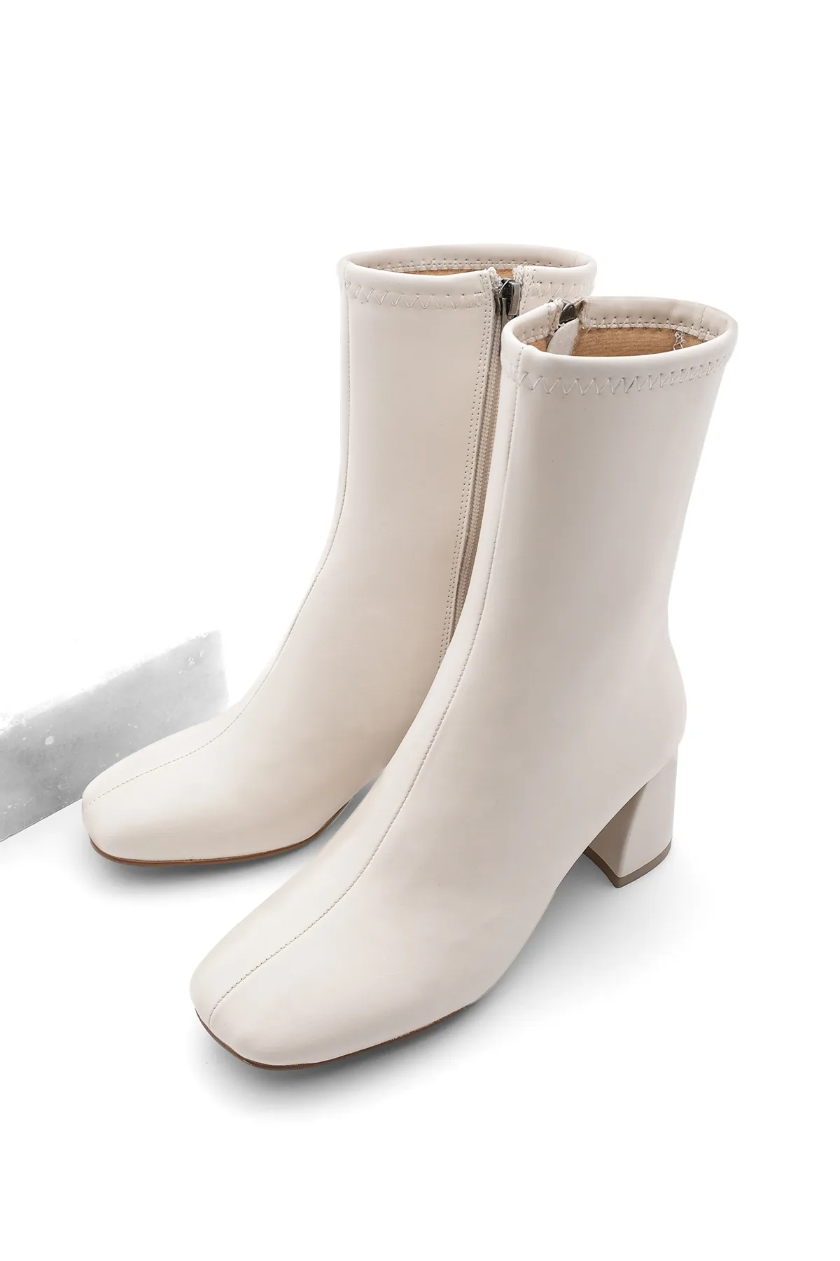 Marjin  Damenstiefel mit Absatz und stumpfer Zehenpartie und Reißverschluss Nonas in Ecru