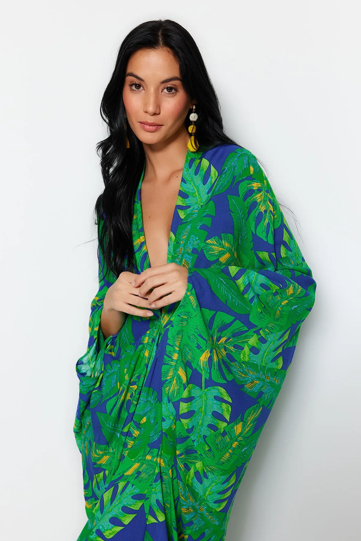 Trendyol Collection  Tropisch gemustertes, weit geschnittenes Maxi-Strandkleid aus Webstoff mit Raffung TBESS23EL00274