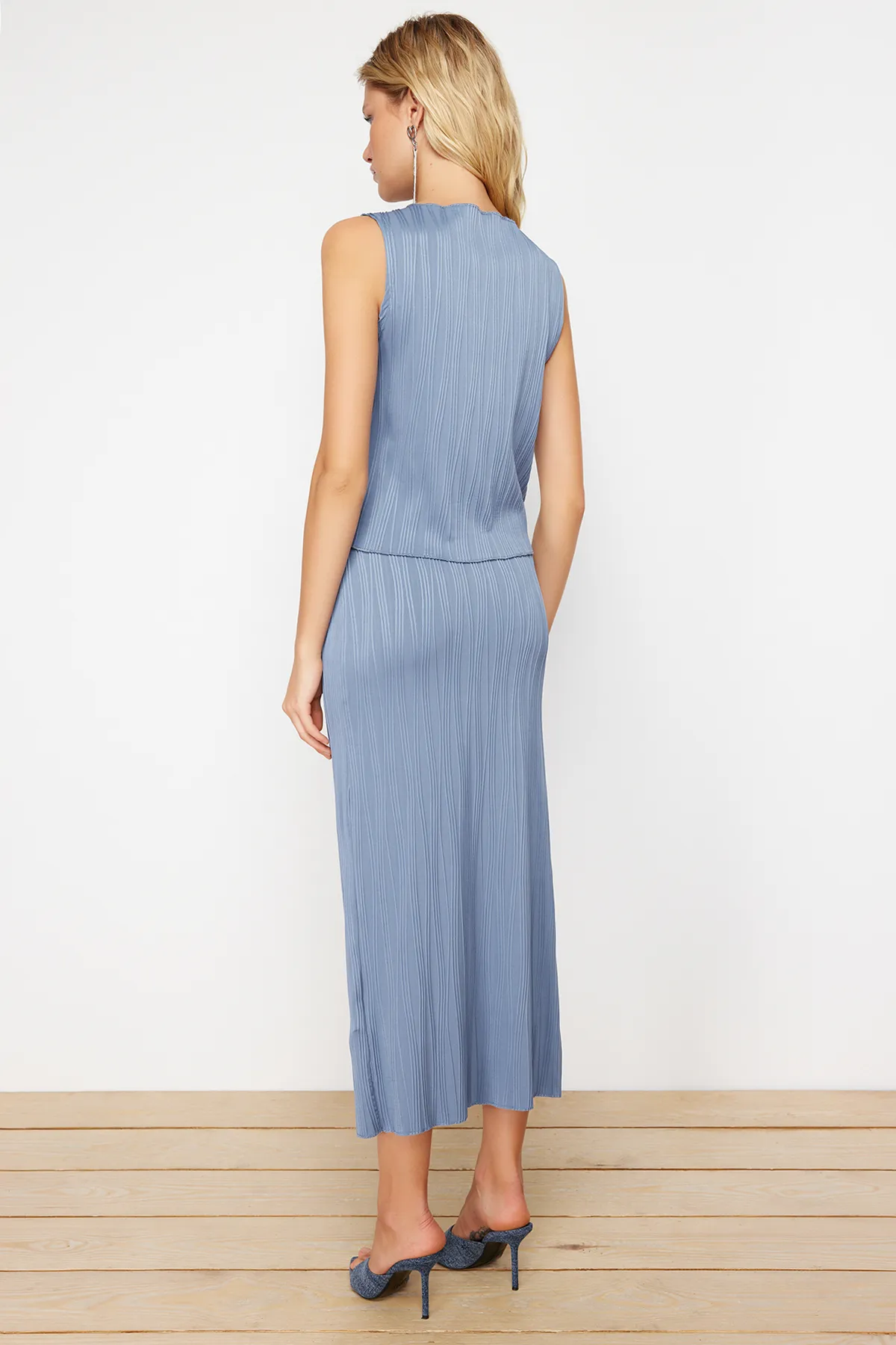 Trendyol Collection  Indigo strukturiertes Maxi-Strick-Bottom-Top-Set mit Nullärmeln TWOSS24AU00014