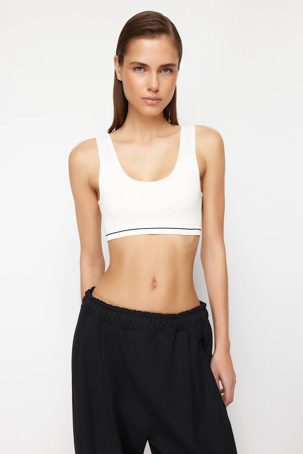 Trendyol Collection  Ecrufarbener nahtloser/nahtloser gestreifter bügelloser Bralette-Strick-BH THMSS24SU00049