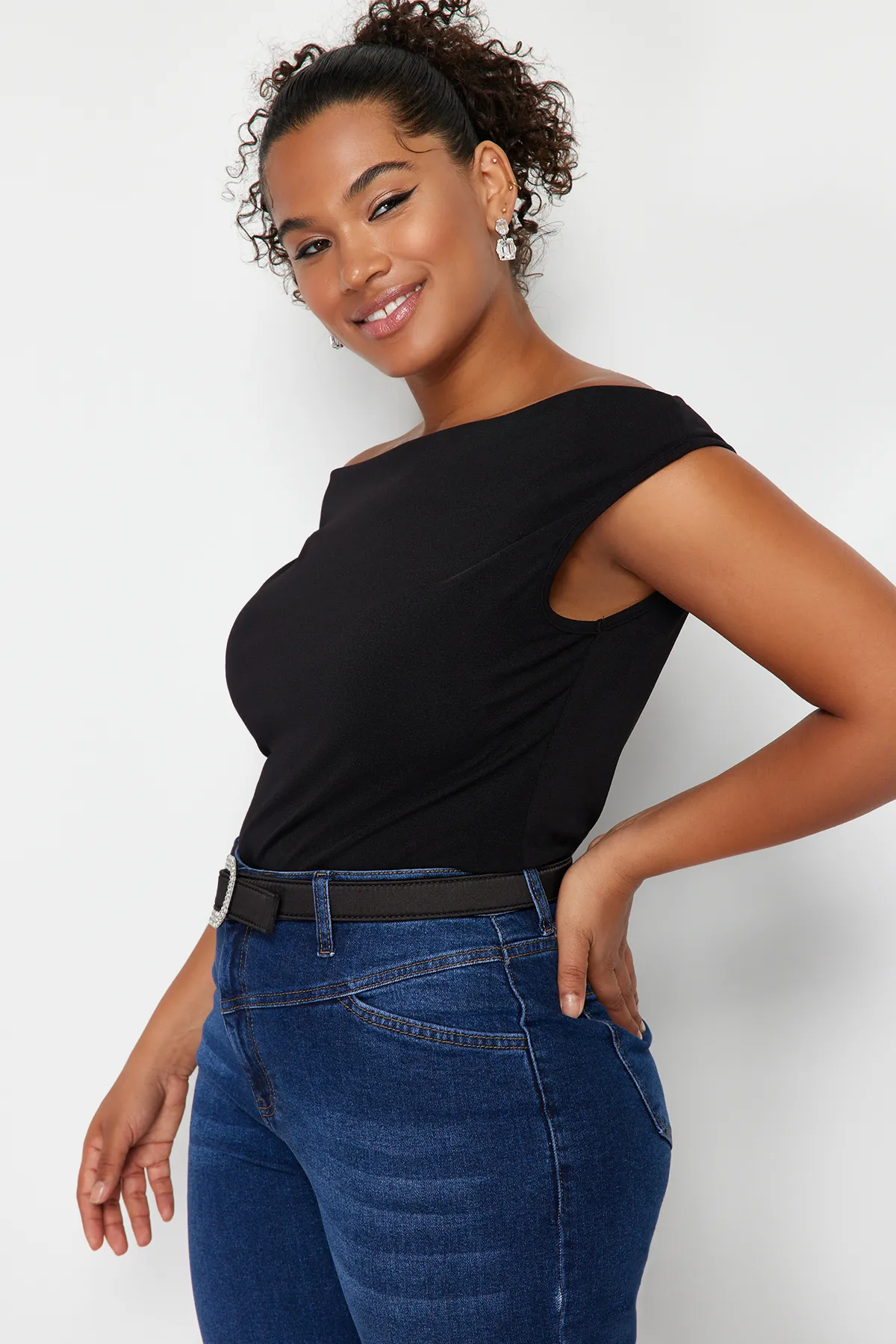 Trendyol Curve  Schwarze Strickbluse mit U-Boot-Degaje-Kragen TBBSS24AF00021