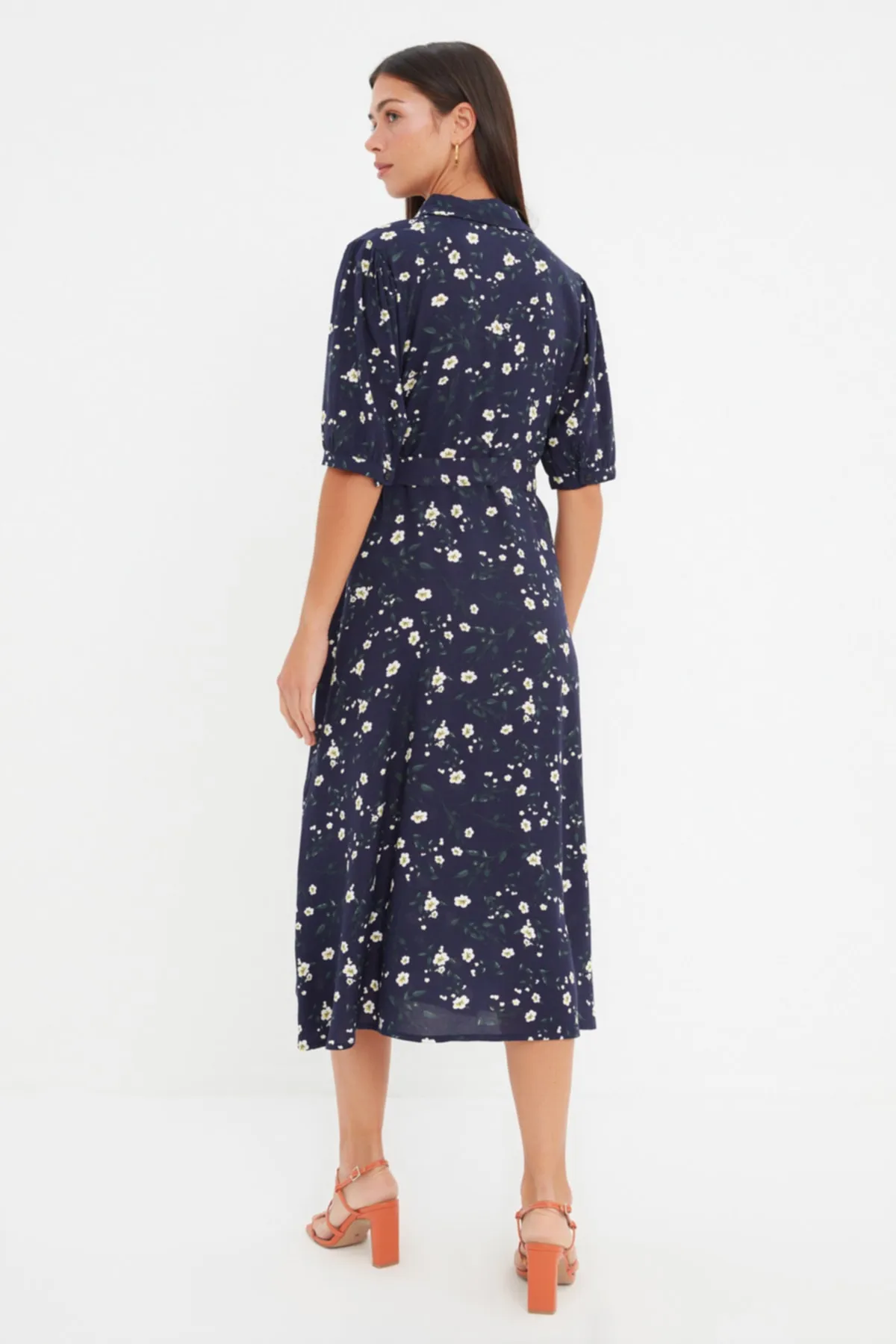 Trendyol Collection  Marineblaues, gewebtes Midi-Hemdkleid aus Viskose mit Blumendruck und Gürtel TWOSS20EL1559