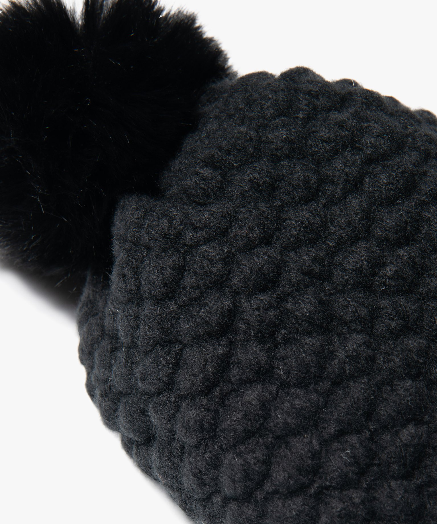 Bonnet femme en maille fantaisie avec pompon peluche noir | GEMO