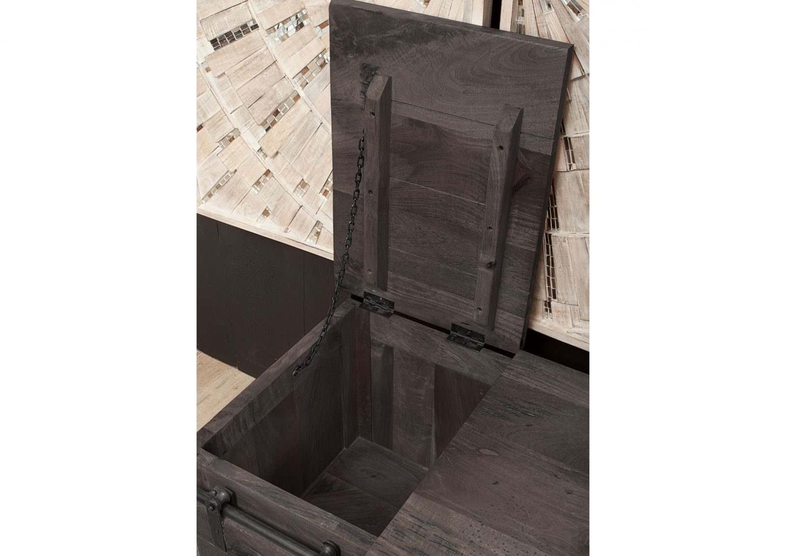 Massivmoebel24 Truhe RAILWAY (Holztruhe, Holzkiste mit Deckel, Aufbewahrungstruhe für Stauraum aus Massivholz, Industrial Truhe im used Look, inklusive nostalgischer Schiebetür auf Eisenschiene, grau lackiert 76x51x46 Mango montiert), used-optik;Meta
