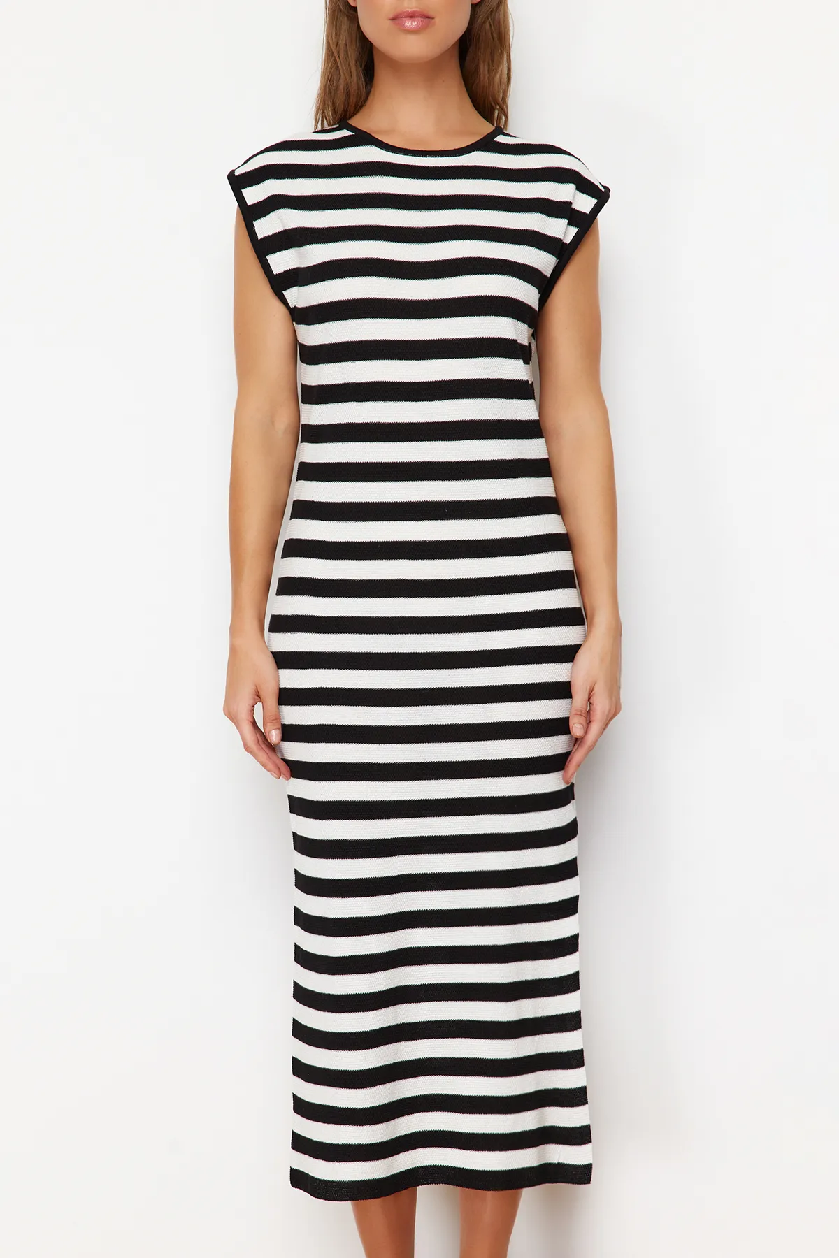 Trendyol Collection  Schwarzes Maxi-Strickkleid aus Baumwolle mit Streifen TWOSS24EL00250