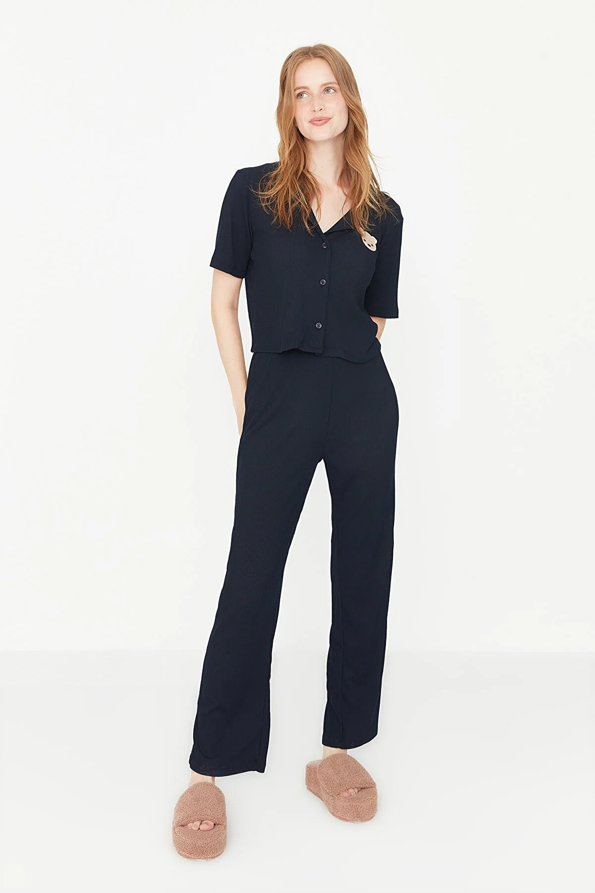 Trendyol Collection  Marineblaues Pyjama-Set aus geripptem Hemd und Hose mit Teddybär-Stickerei THMSS21PT0168