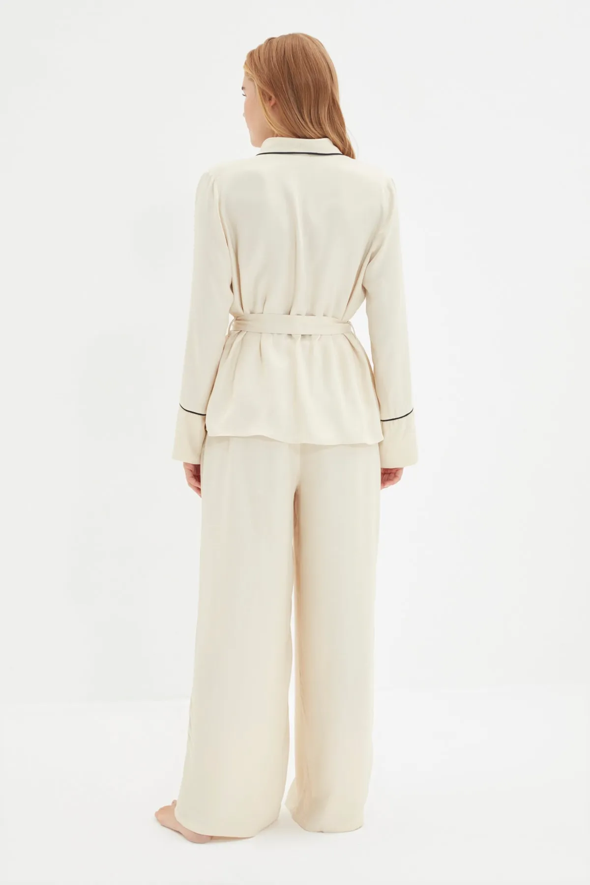 Trendyol Collection  Beiges, zweireihiges Pyjama-Set aus Viskose-Hemd und -Hose mit Paspelierung THMAW22PT1109