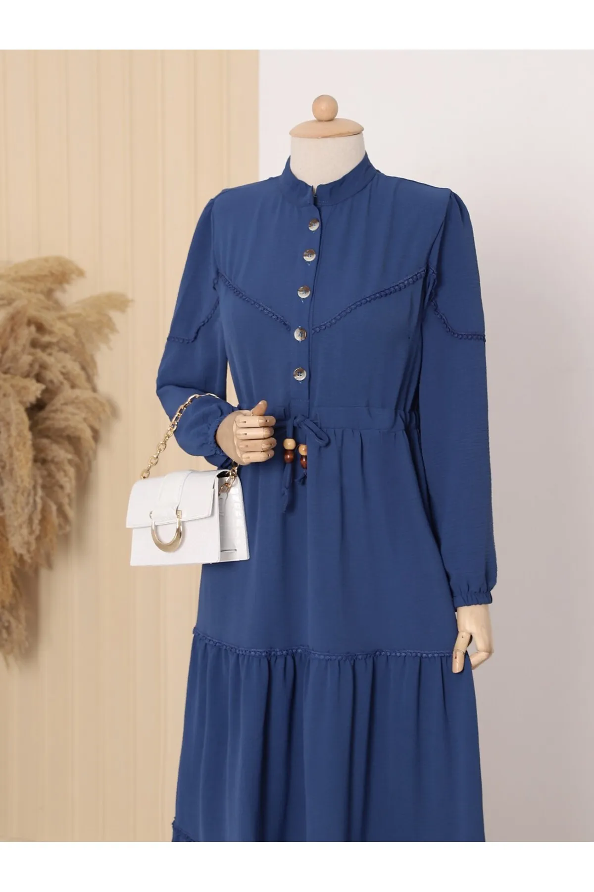 Modamorfo  Halb geknöpftes Spitzenkleid