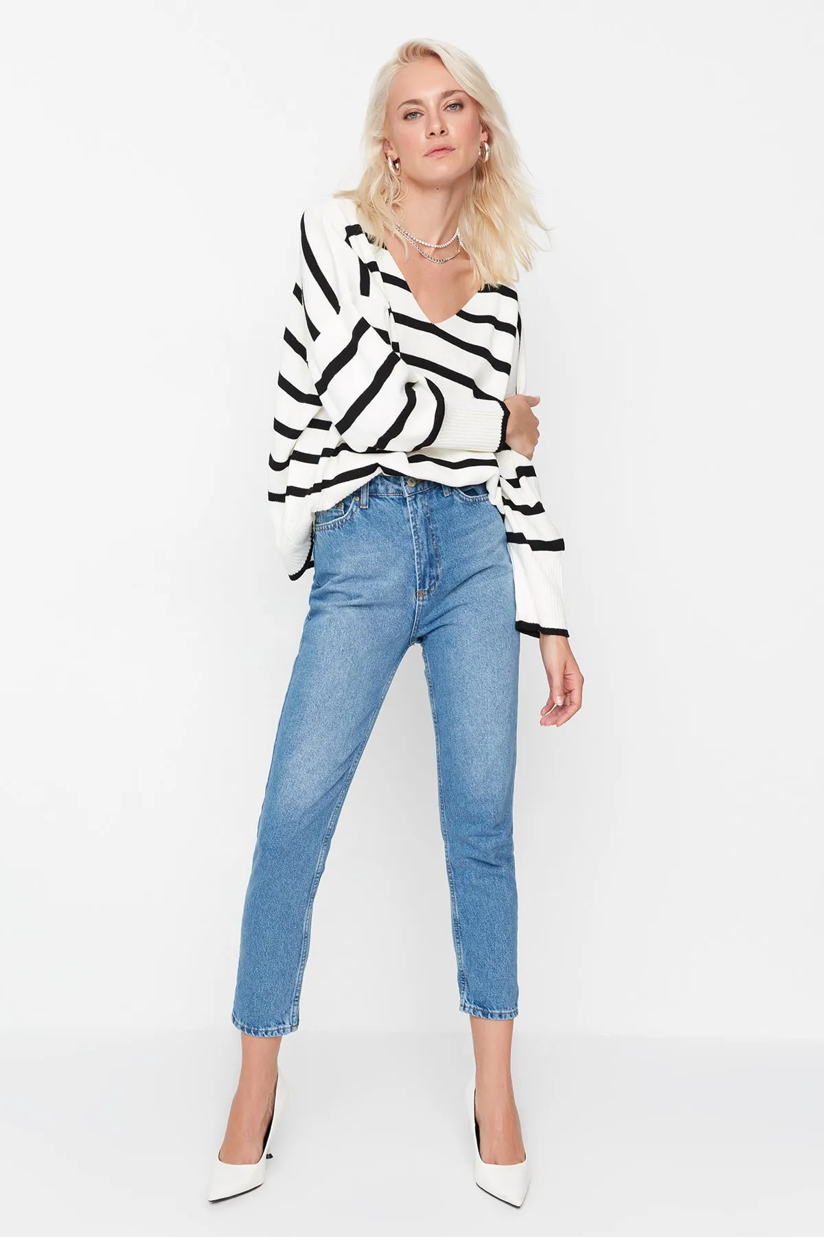 Trendyol Collection  Indigoblaue, verwaschene Mom-Jeans mit hoher Taille TWOSS20JE0099
