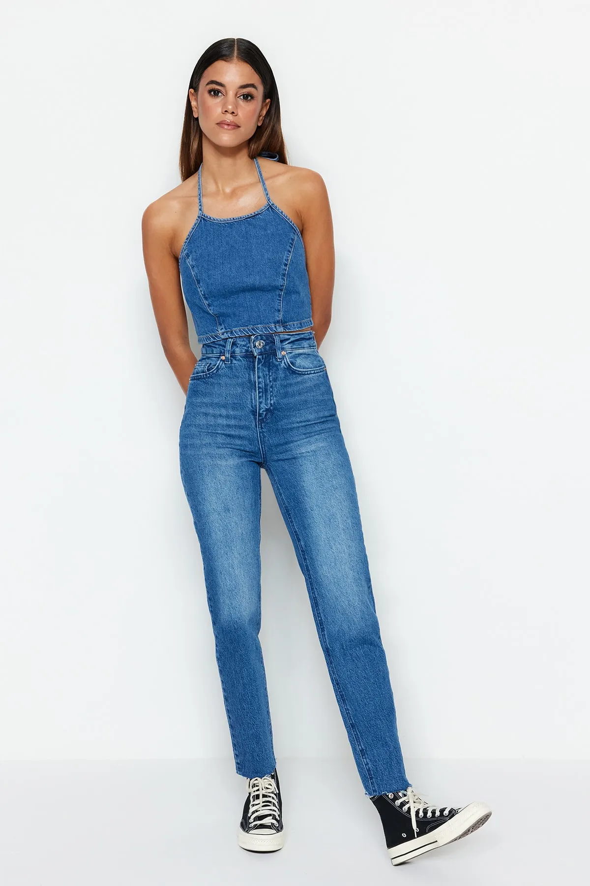 Trendyol Collection  Blaue Slim-Mom-Jeans mit hoher Taille TWOSS23JE00094