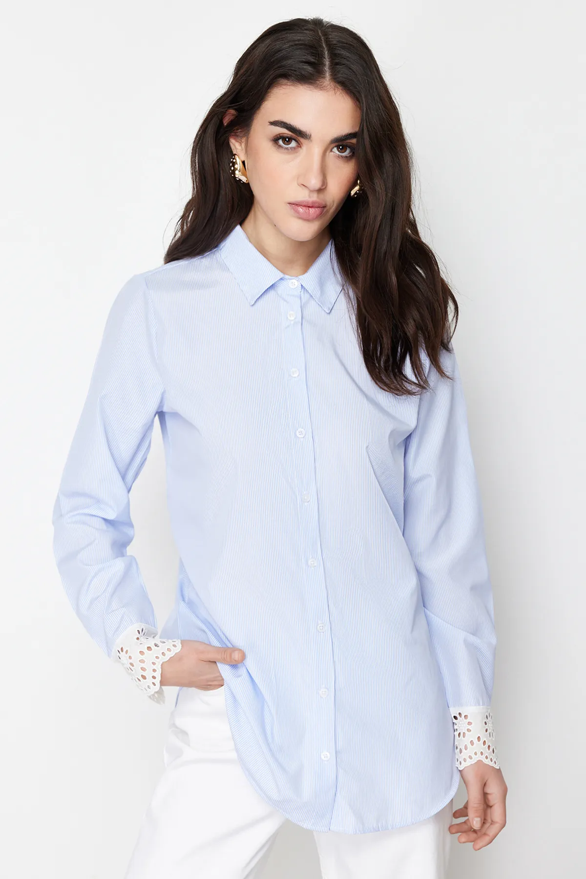 Trendyol Modest  Blaues Hemd aus gewebter Baumwollmischung mit Stickereidetail TCTSS24TG00006
