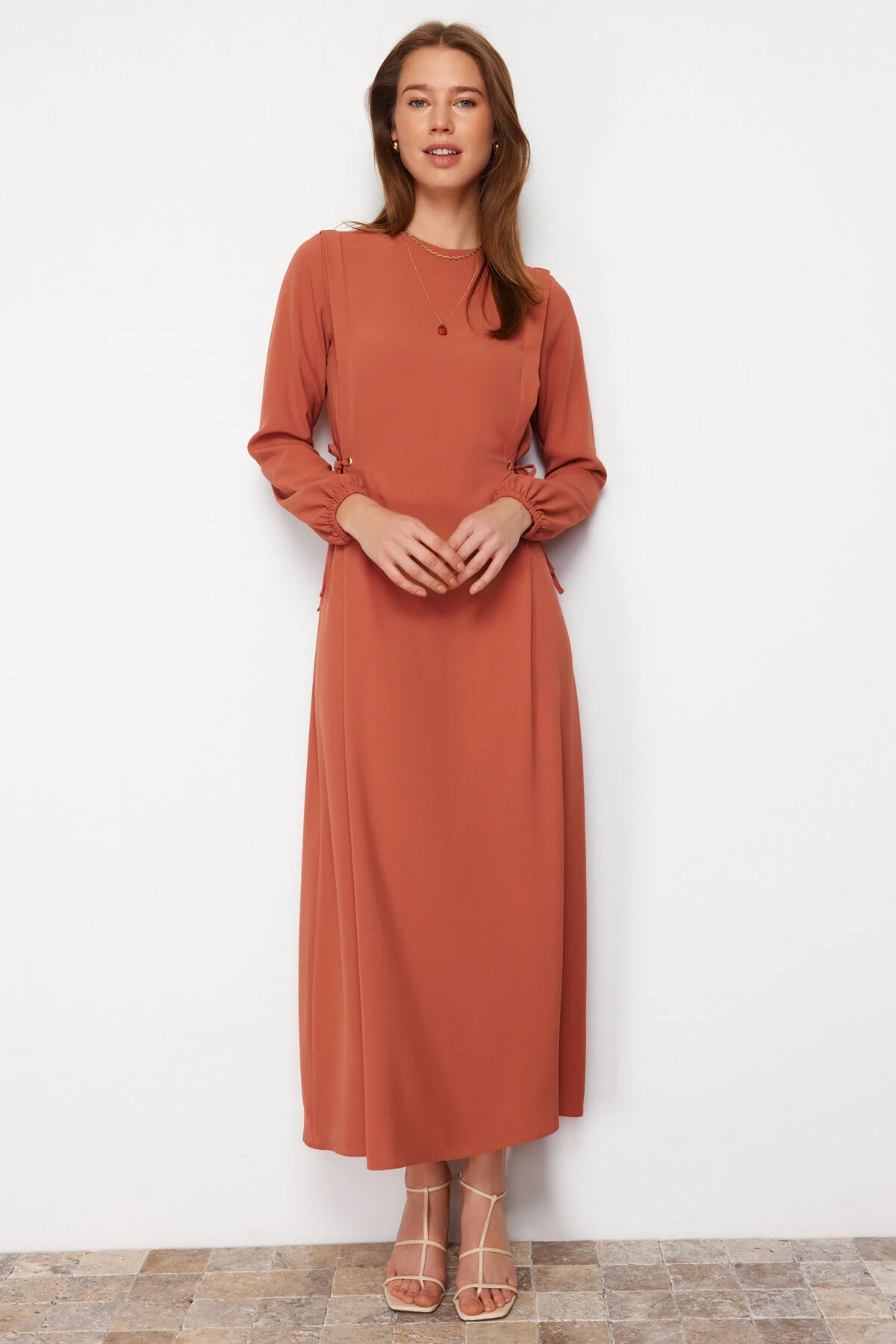 Trendyol Modest  Gefliestes Taillen-Seilband, detailliertes Ärmelende, elastisches Aerobin-Webkleid TCTSS22EB00104