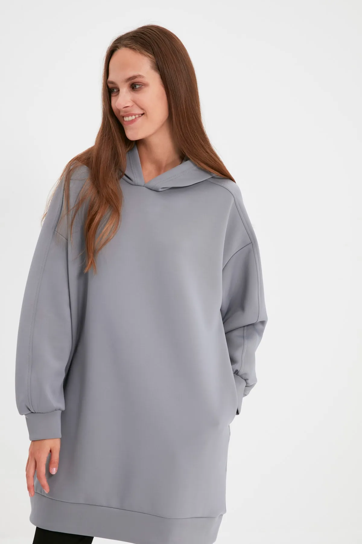 Trendyol Modest  Graues, weit geschnittenes Oversize-Sweatshirt aus Scuba-Strick mit Kapuze und Taschen TCTAW22TW0151