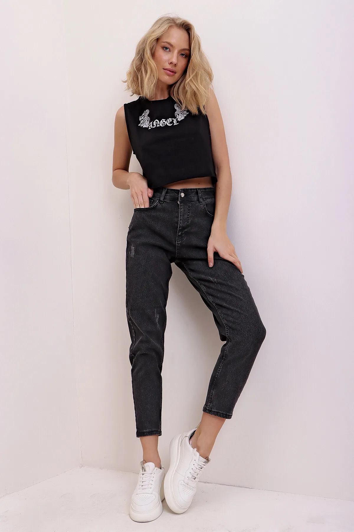 Trend Alaçatı Stili  Mom-Jeanshose aus Lycra mit hoher Taille, zerrissen und detailliert, Df00011