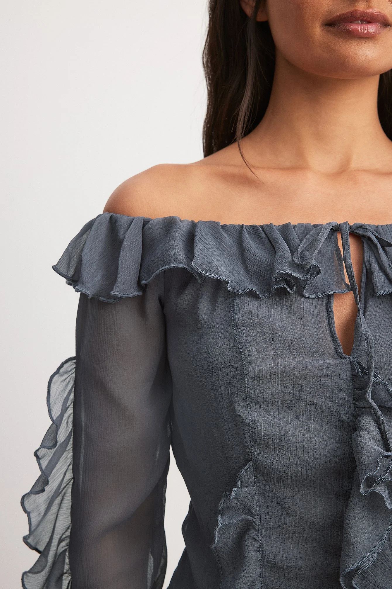 Schulterfreie Chiffonbluse mit Rüschen