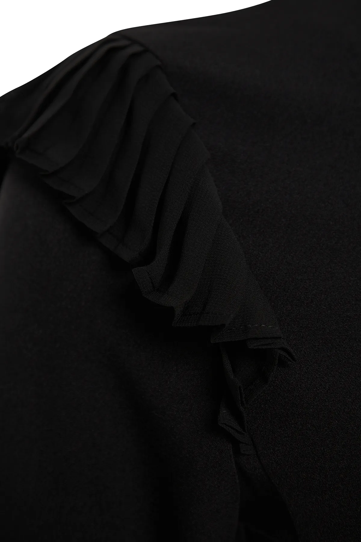 Trendyol Collection  Schwarzes, gewebtes Kleid mit Rüschen und Gürtel TWOAW24EL00588