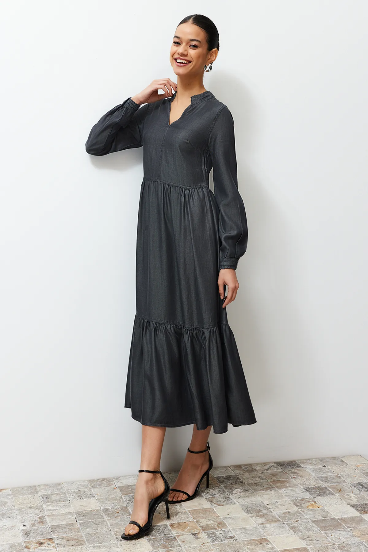 Trendyol Collection  Anthrazitfarbenes Lyosell-Jeans-Maxikleid TWOSS24EL00778