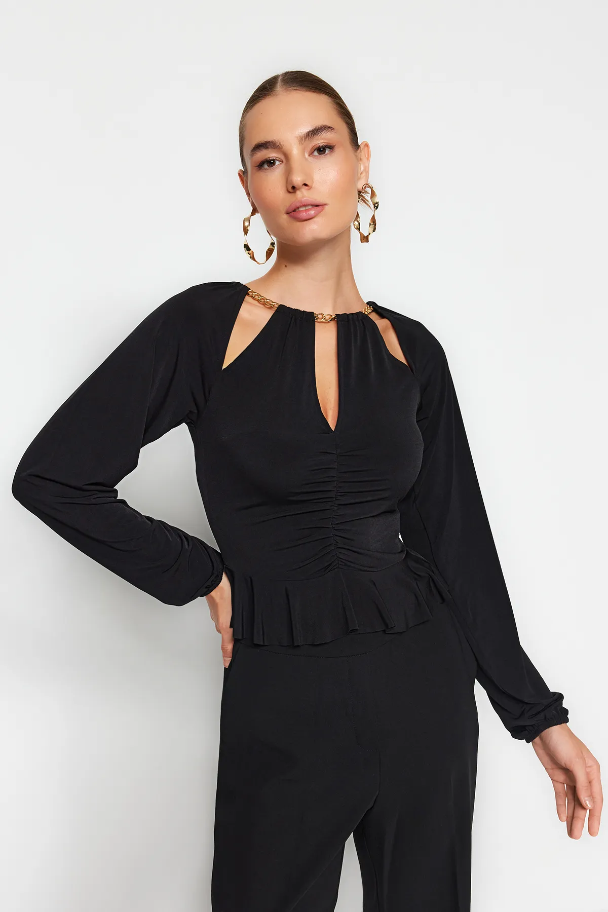 Trendyol Collection  Schwarze Strickbluse mit Fenster/Ausschnitt und detailliertem Accessoire TPRAW24BZ00053