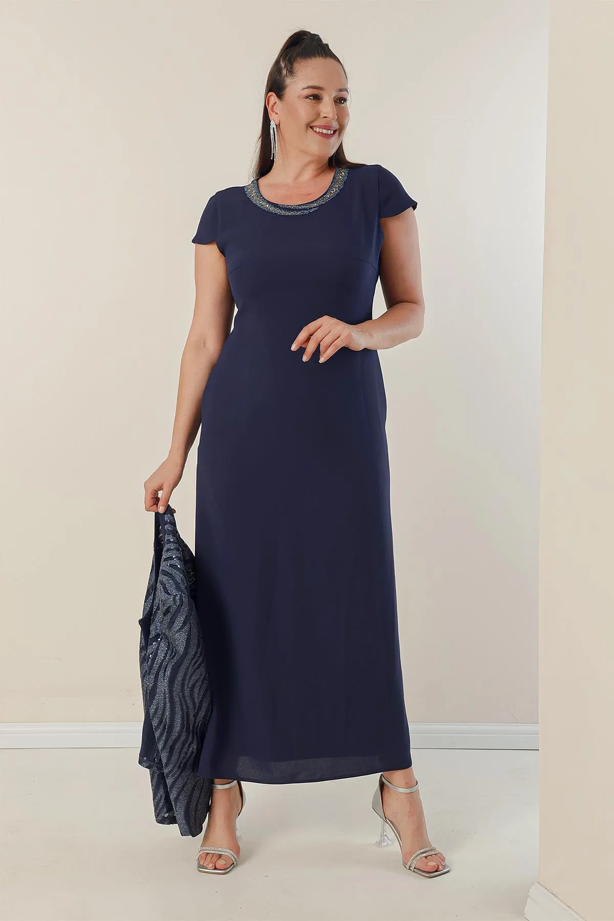 By Saygı  Zweiteiliges Set mit Paillettenjacke, gefüttertem Kreppkleid mit Halbmondärmeln und Übergröße