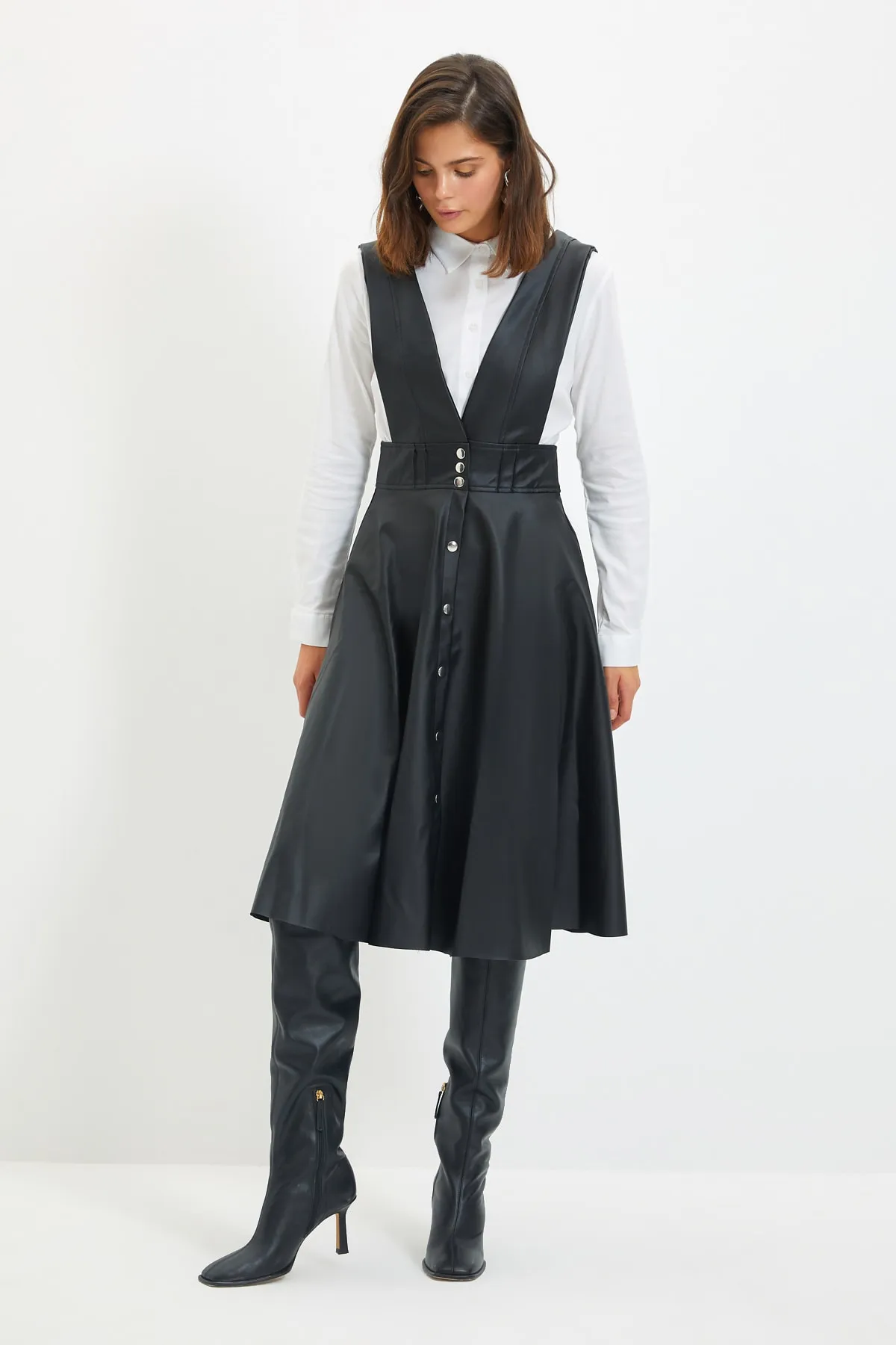 Trendyol Collection  Schwarzes, tailliertes, gewebtes Midi-Kleid in Gilet-Optik in Lederoptik TWOSS20EL1330
