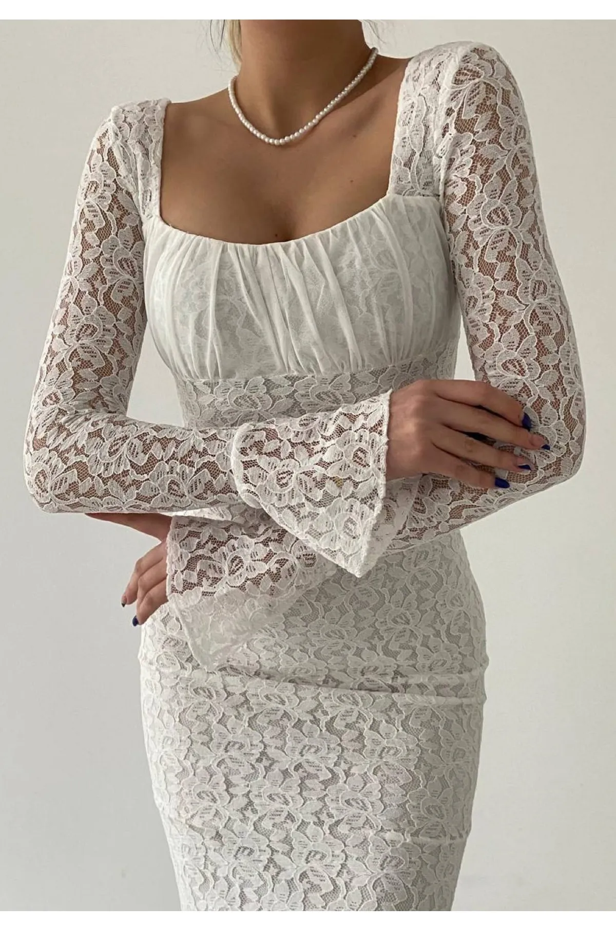 vuvutasarım  Weißes, gesmoktes Midikleid mit eckigem Ausschnitt und Tüllärmeln 209