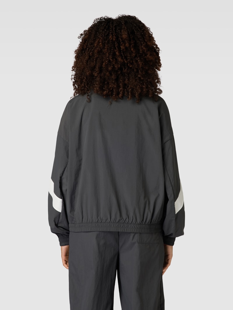 Trainingsjacke mit Eingrifftaschen in schwarz