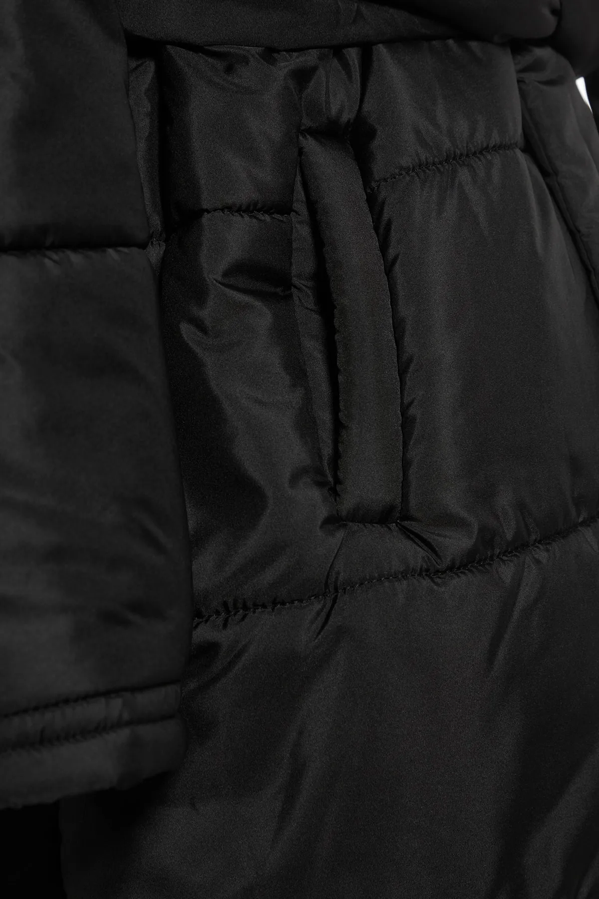 Trendyol Curve  Schwarze, übergroße Pufferjacke mit Schalkragen TBBAW23AW00000