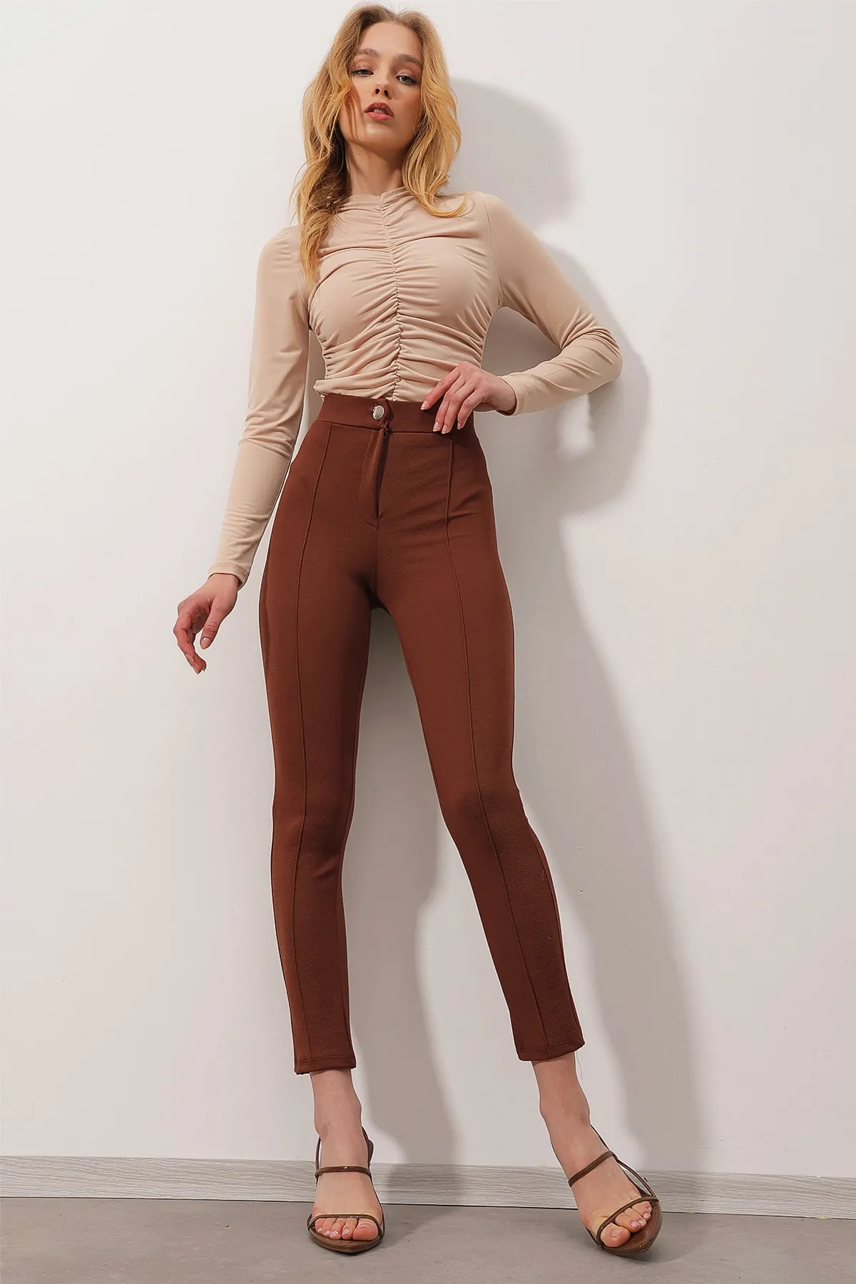 Trend Alaçatı Stili  Braune Damenhose mit hohem Bund und gerippten Nähten, gewebt, ALC-X9810