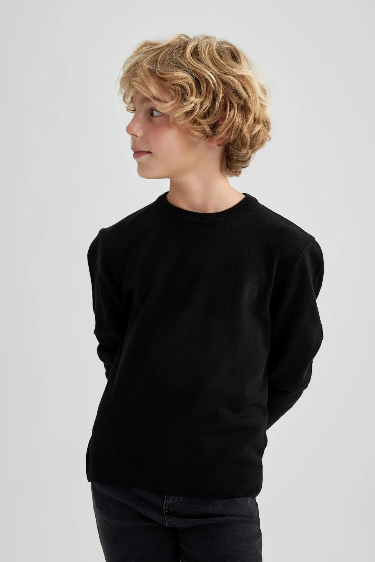 DeFacto  Strickpullover für Jungen mit normaler Passform und Rundhalsausschnitt