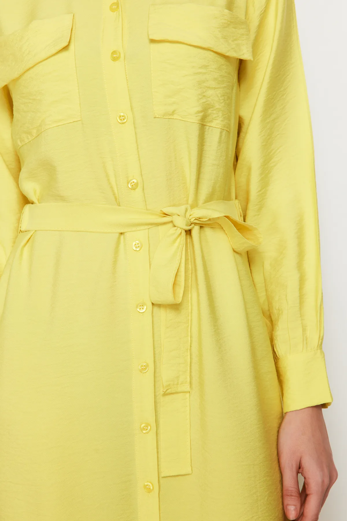 Trendyol Modest  Gelbes gewebtes Kleid mit elastischer Taille, Gürtel und Taschendetail TCTSS22EB0034