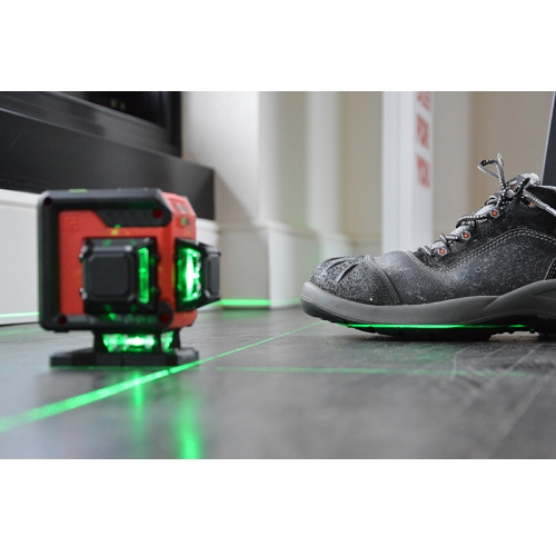Futech 026.3FG-S Multicross 3D Set laser a croce da pavimento senza fili, colore verde, batteria e treppiede inclusi nella borsa.