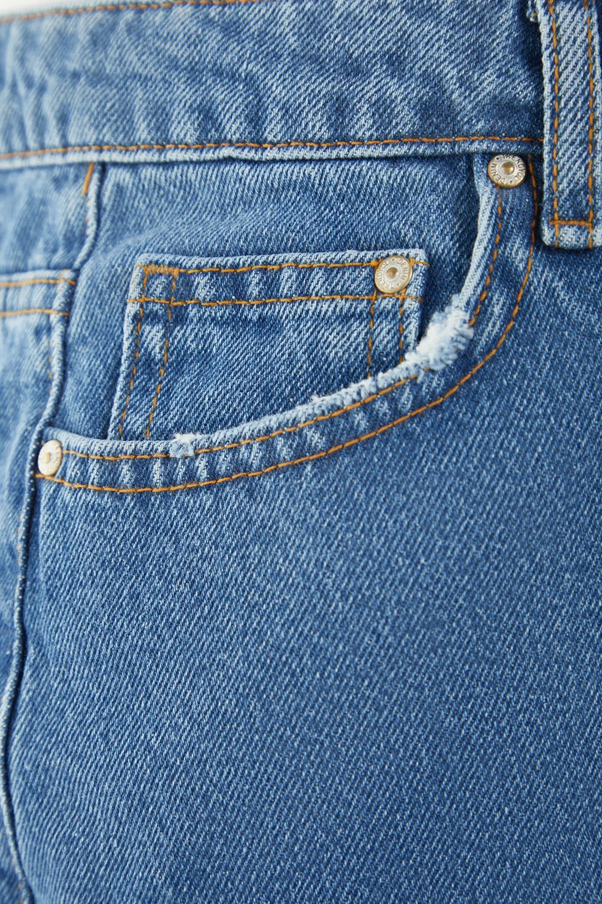 Trendyol Curve  Dunkelblaue Jeansshorts im Destroyed-Stil mit hoher Taille und Bermuda TBBSS22SR0165