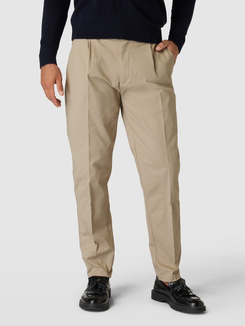 Chino in unifarbenem Design mit Bügelfalten in sand