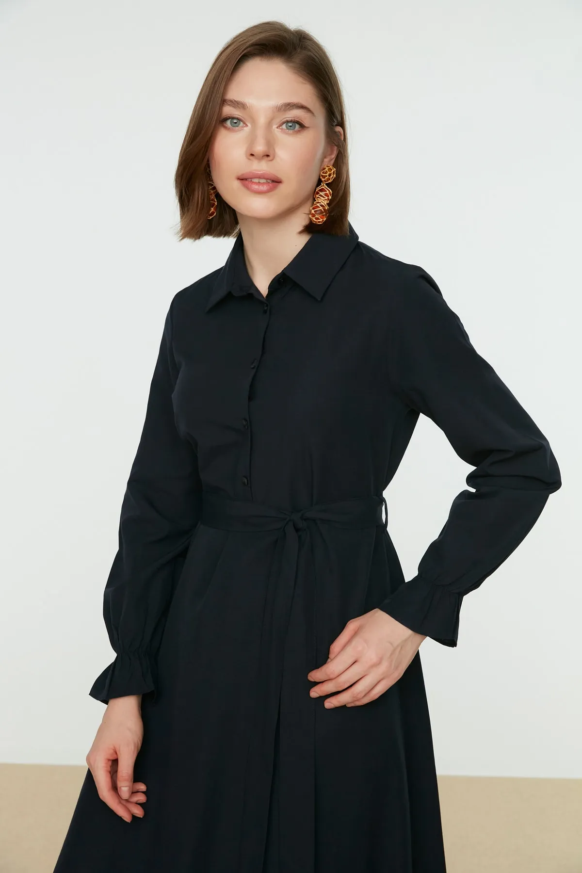 Trendyol Modest  Marineblaues gewebtes Kleid mit Hemdkragen und Gürtel TCTSS22EB0099