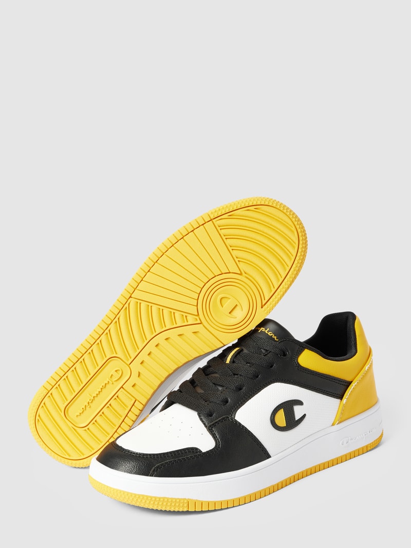 Sneaker mit Label-Detail in gelb