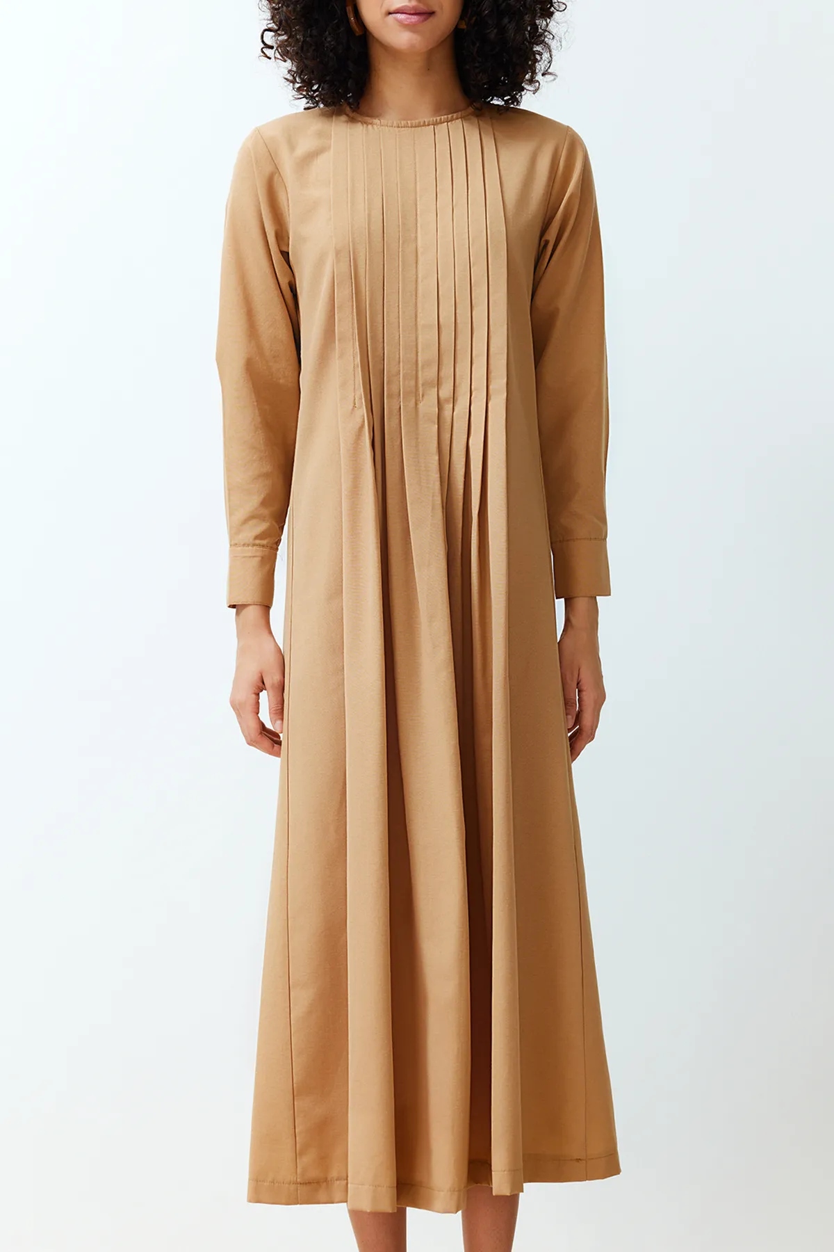 Trendyol Modest  Beiges, plissiertes, detailliertes, bequemes Webkleid TCTSS24EB00128