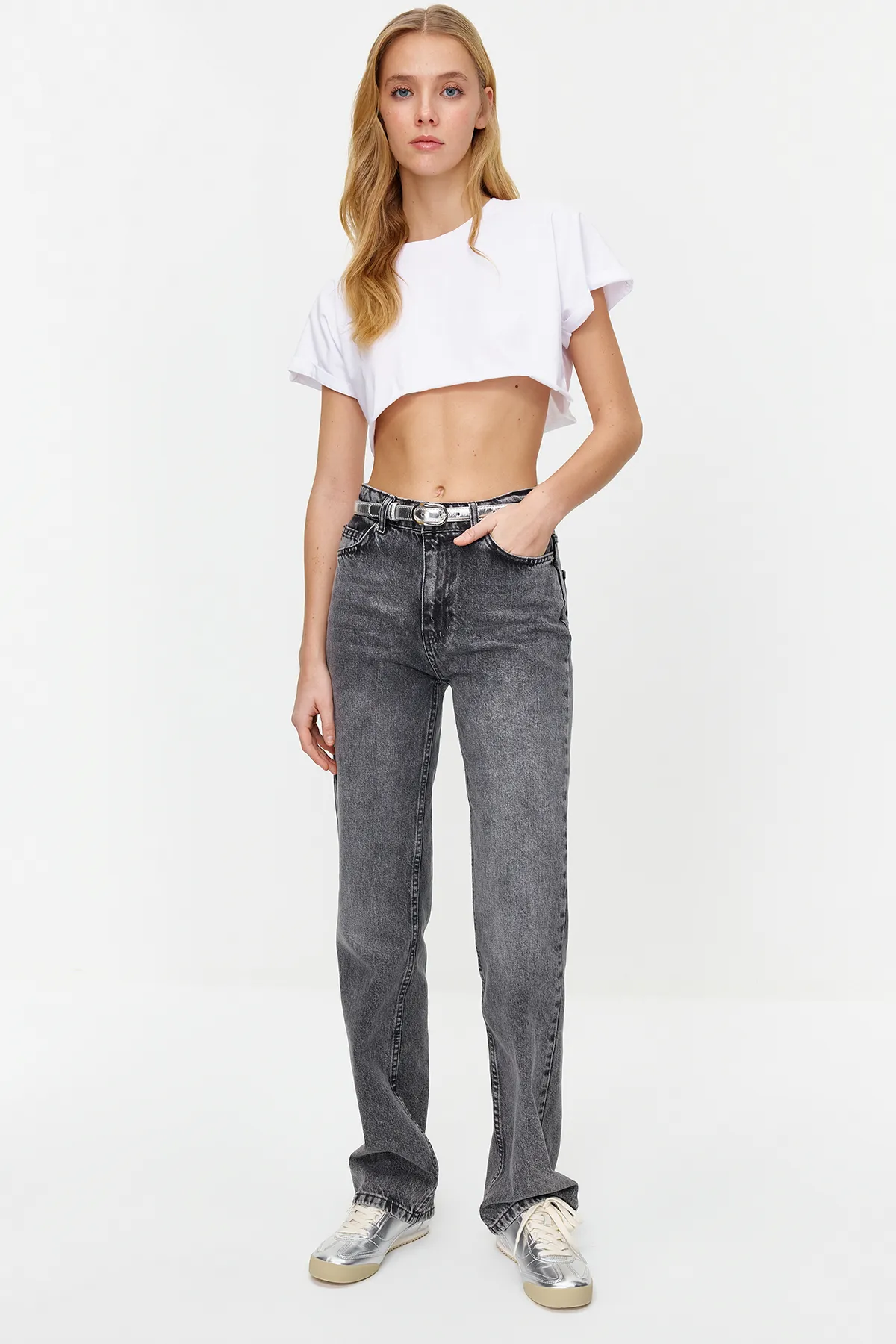 Trendyol Collection  Schwarze Jeans mit niedriger Taille und weitem Bein TWOSS24JE00033
