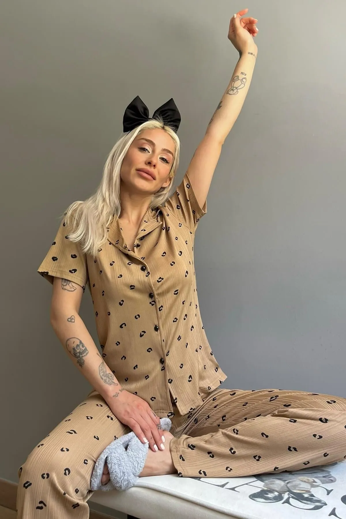Pijamaevi  Braunes Kisses Damen-Pyjama-Set aus gestrickter Vorderseite mit Knöpfen und kurzen Ärmeln