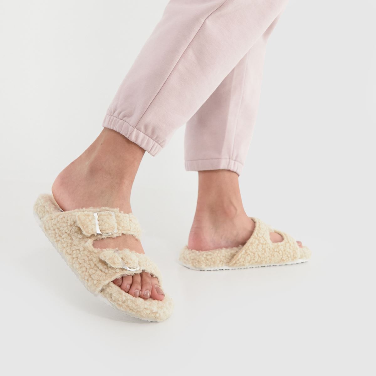 Schuh Haven – Beige tofflor med borgspänne