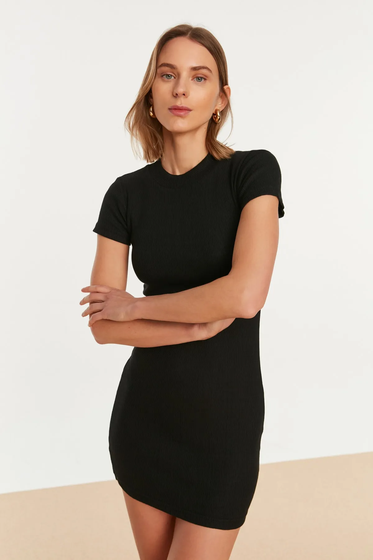 Trendyol Collection  Schwarzes, figurbetontes, kurzärmliges, geripptes, dehnbares Strick-Bleistiftkleid mit Rundhalsausschnitt TWOSS22EL2822