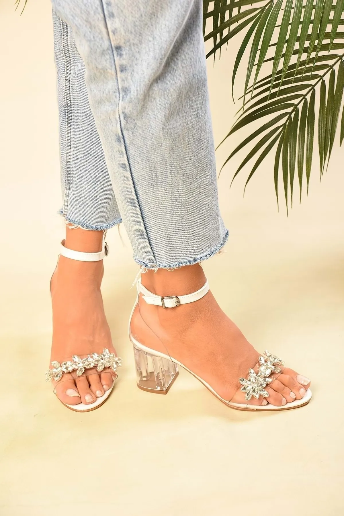 Shoeberry  Damen-Schuhe Maggie White mit transparentem Steinabsatz und einem Riemen